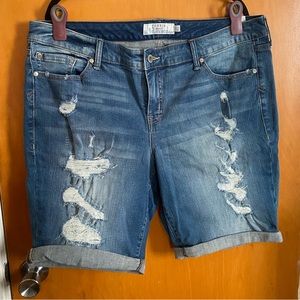Torrid🪬Distressed Strech Denim Shorts 5” Inseam